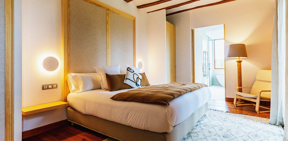 "Luxury Living Awaits: Grab This Property at Auction!"